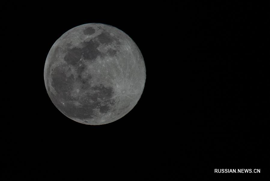 Над озером Цюнхай на юго-западе Китая наблюдалась "Супер-Луна"