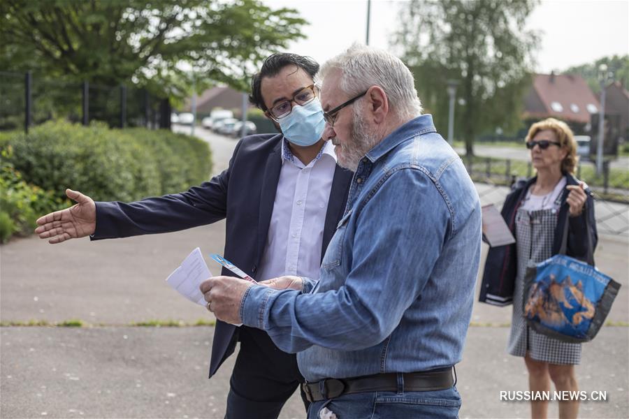 Франция: жители бесплатно получают самодельные маски