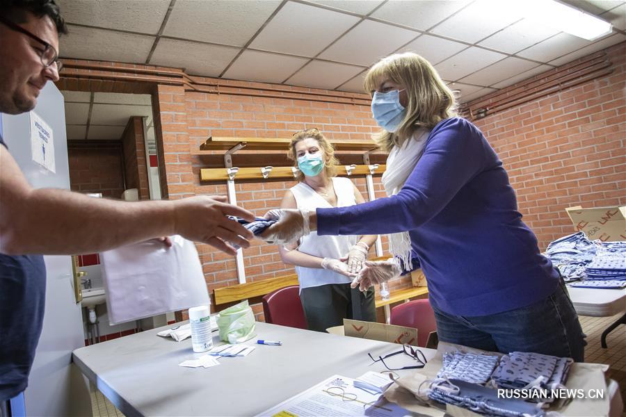 Франция: жители бесплатно получают самодельные маски