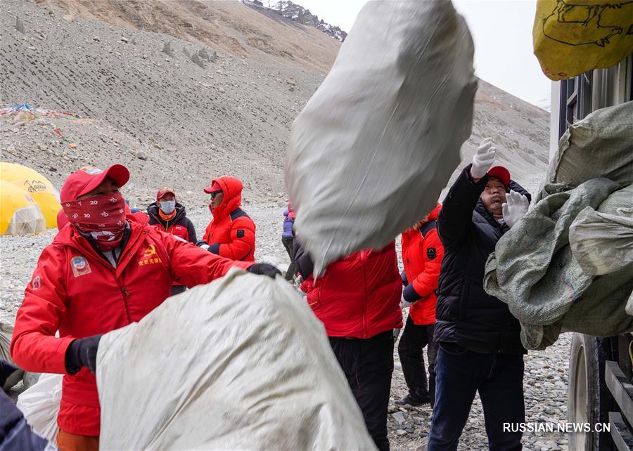 В Тибете стартовала весенняя акция по уборке мусора в горах -- 2020