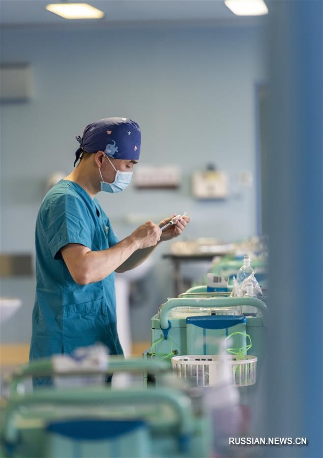 Китай чествует "ангелов в белых халатах"