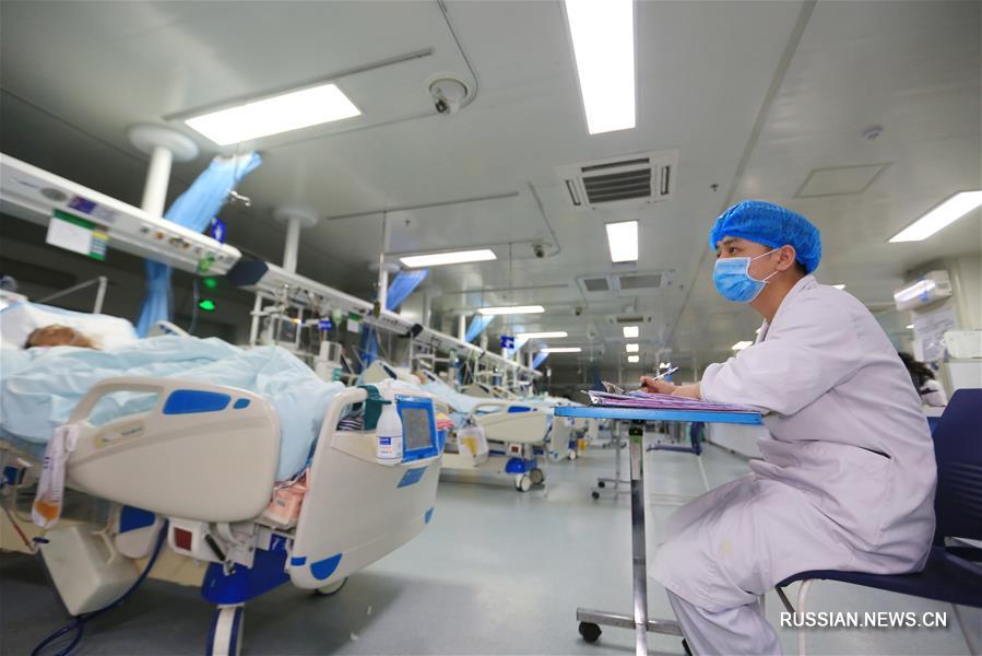 Китай чествует "ангелов в белых халатах"