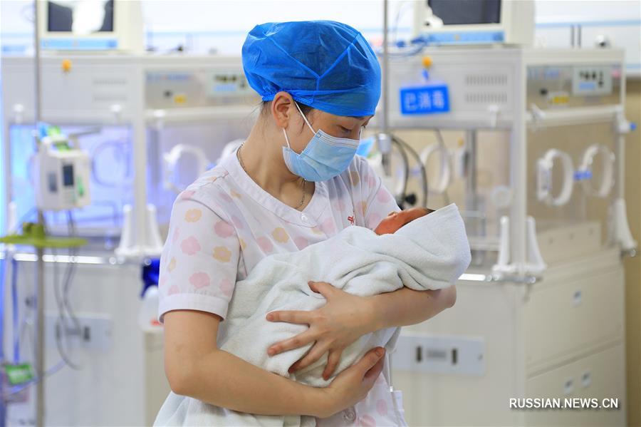 Китай чествует "ангелов в белых халатах"