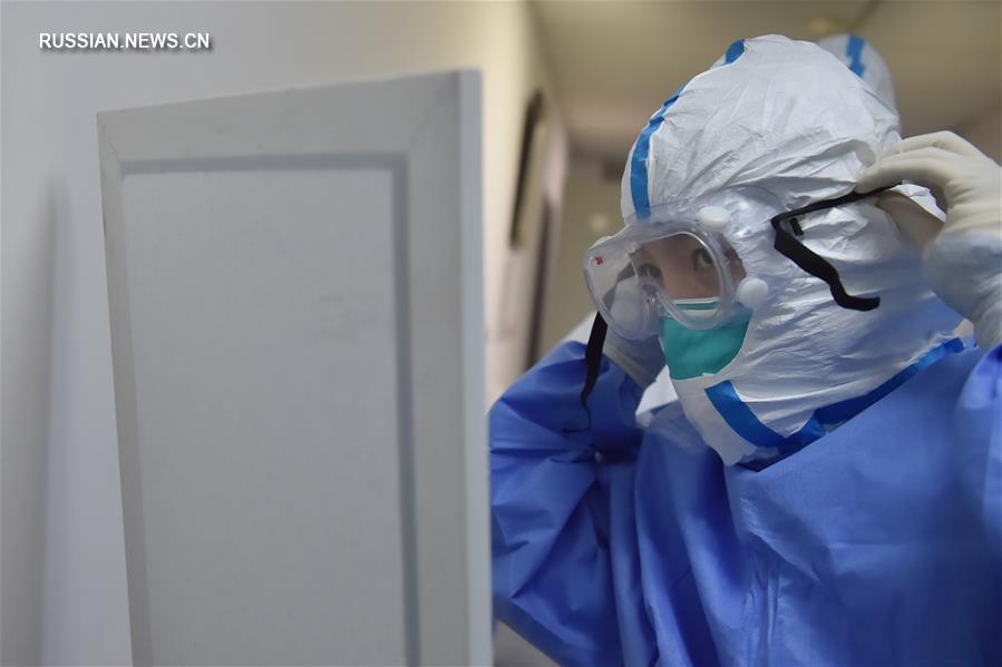 Медсестры пекинской больницы "Дитань" работают на переднем крае борьбы с эпидемией COVID-19