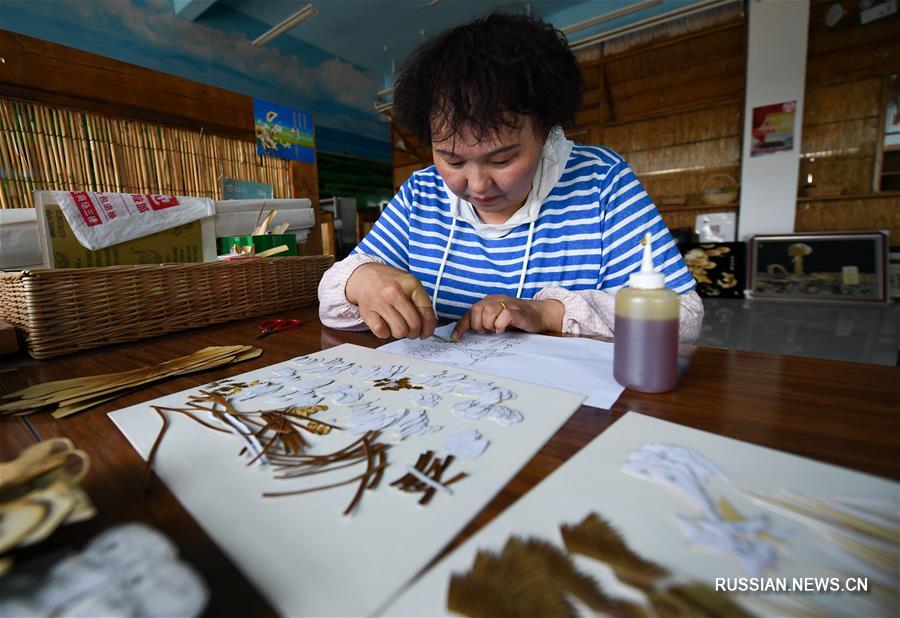 Картины из тростника содействуют увеличению доходов жителей в Синьцзяне