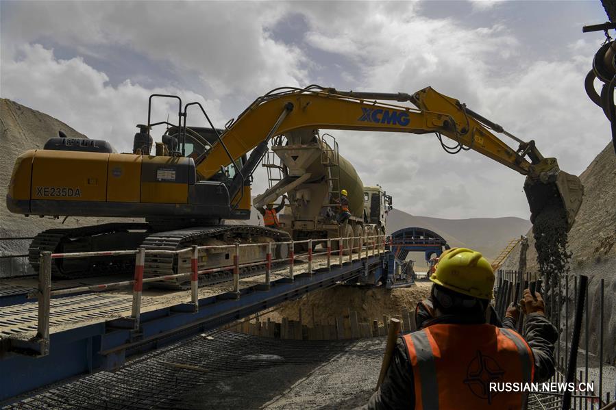 Строительство самого длинного скоростного автомобильного тоннеля в Синьцзян-Уйгурском АР