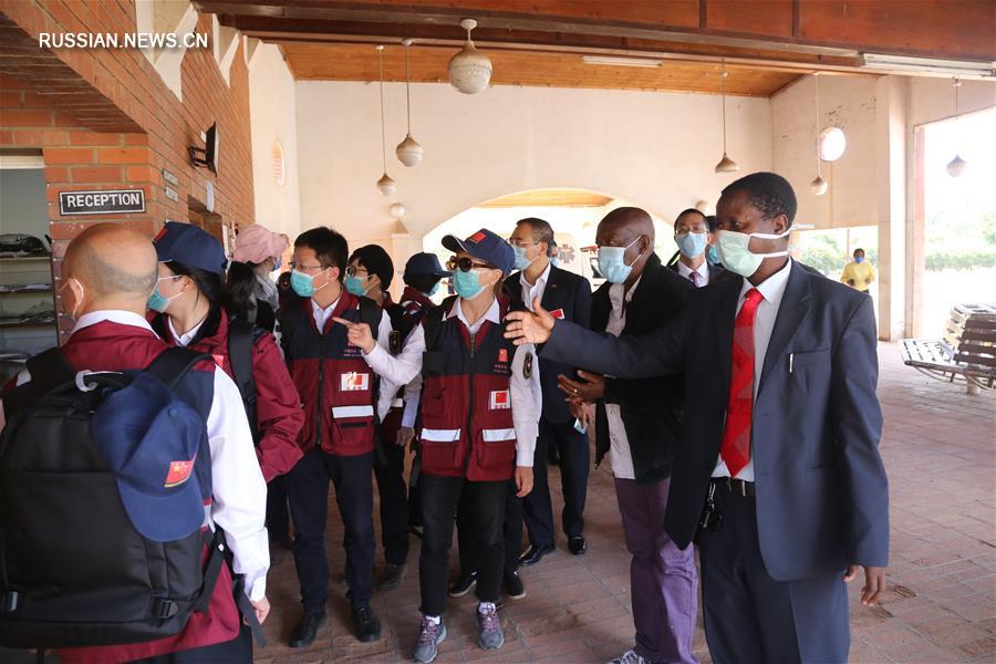 Группа китайских медэкспертов посетила медучреждения в Зимбабве и пожертвовала медицинские средства