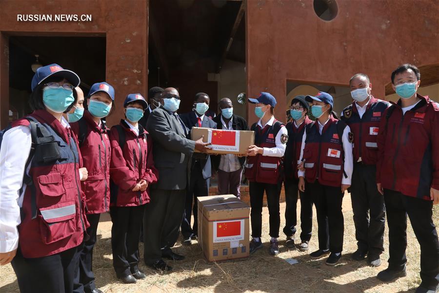 Группа китайских медэкспертов посетила медучреждения в Зимбабве и пожертвовала медицинские средства
