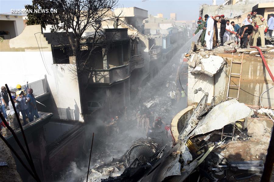 В Карачи разбился самолет с более 100 пассажирами на борту