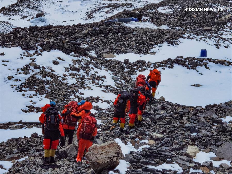 Китайские геодезисты в третий раз отправились к вершине горы Джомолунгма
