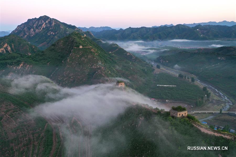 Туманная дымка над Великой Китайской стеной 