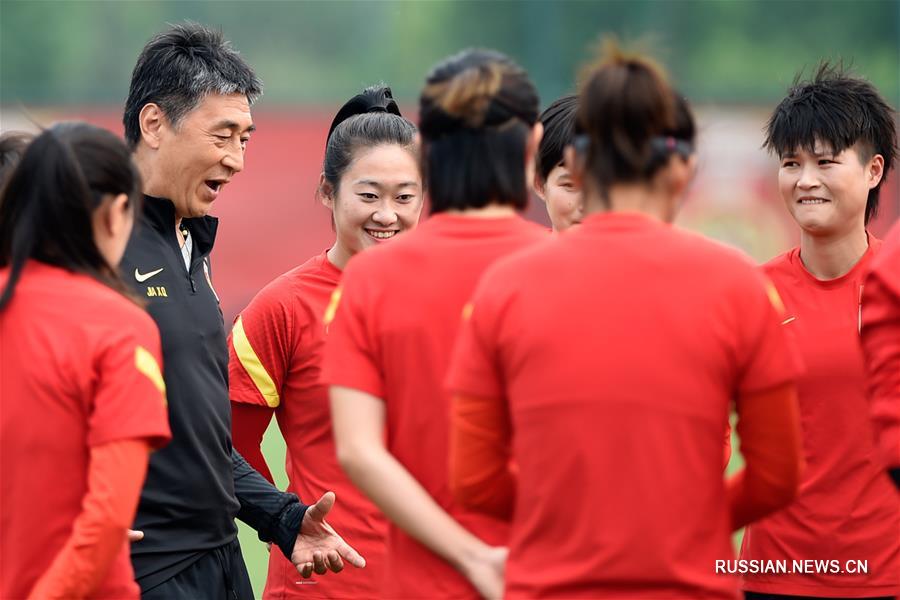 Футбол -- Открытая тренировка женской сборной Китая в Сучжоу