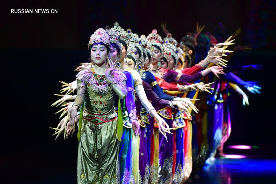 В провинции Ганьсу возобновили представление шоу "Золотые крыши святыни -- Лабранг" 