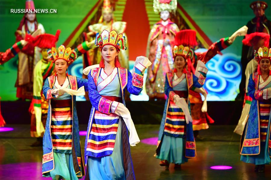 В провинции Ганьсу возобновили представление шоу "Золотые крыши святыни -- Лабранг" 