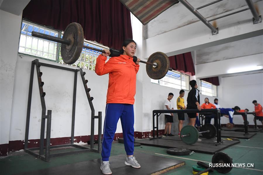 Занятия по дзюдо в спортивной школе города Чжанцзяцзе