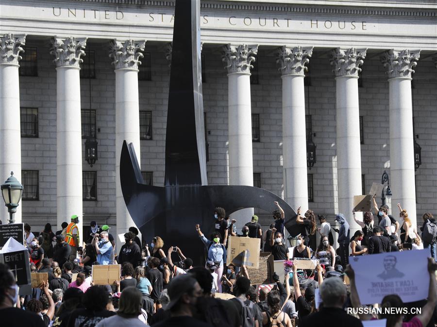 Жители Нью-Йорка выражают протест против жестких действий полиции, повлекших за собой смерть человека