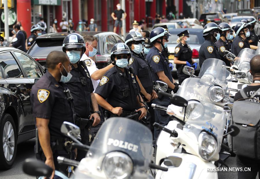 Жители Нью-Йорка выражают протест против жестких действий полиции, повлекших за собой смерть человека