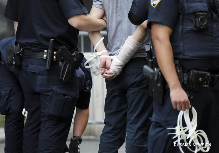 Жители Нью-Йорка выражают протест против жестких действий полиции, повлекших за собой смерть человека