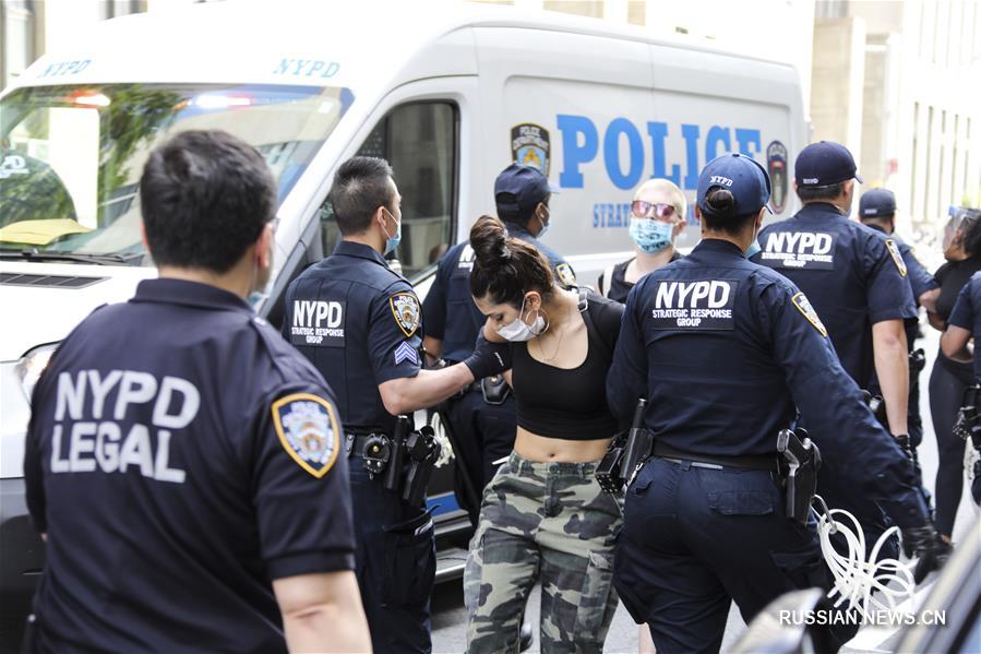 Жители Нью-Йорка выражают протест против жестких действий полиции, повлекших за собой смерть человека