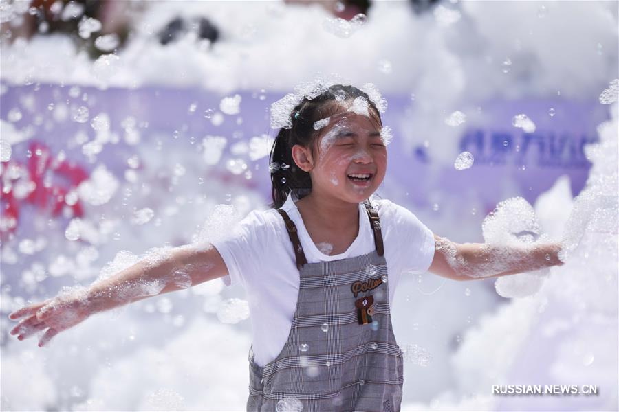 Китайские дети отмечают наступающий Международный день защиты детей