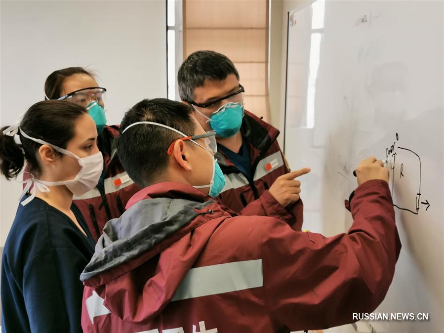 Китайские медики посетили перуанскую больницу, где лечат COVID-19