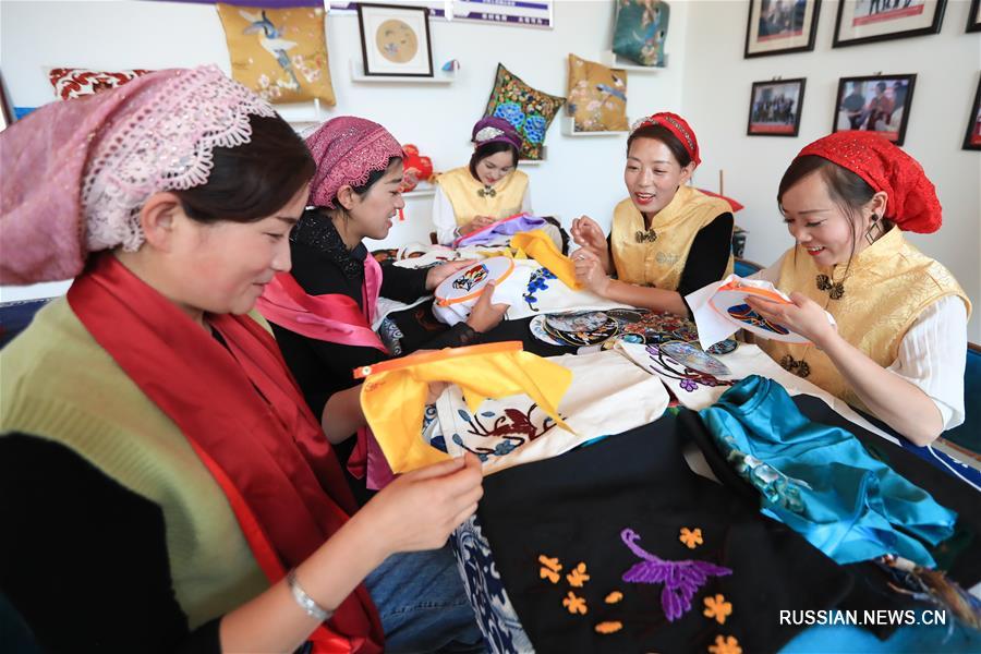 Вышивальщица из народности дунсян и ее искусство