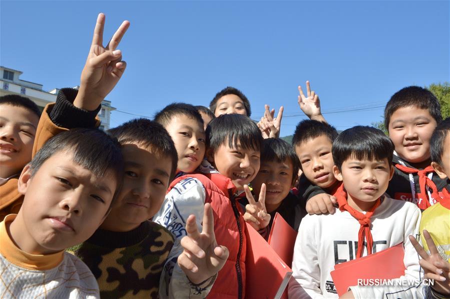Образовательная помощь учащимся из бедных семей в Гуанси 