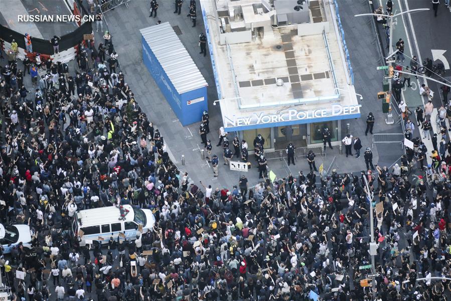 В Нью-Йорке продолжаются протесты против жестких действий полиции в результате которых погиб афроамериканец Джордж Флойд