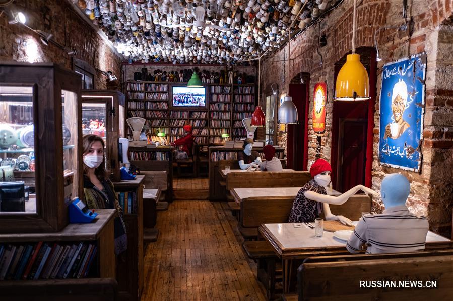 В стамбульском ресторане столы с манекенами помогают сохранять социальную дистанцию между людьми