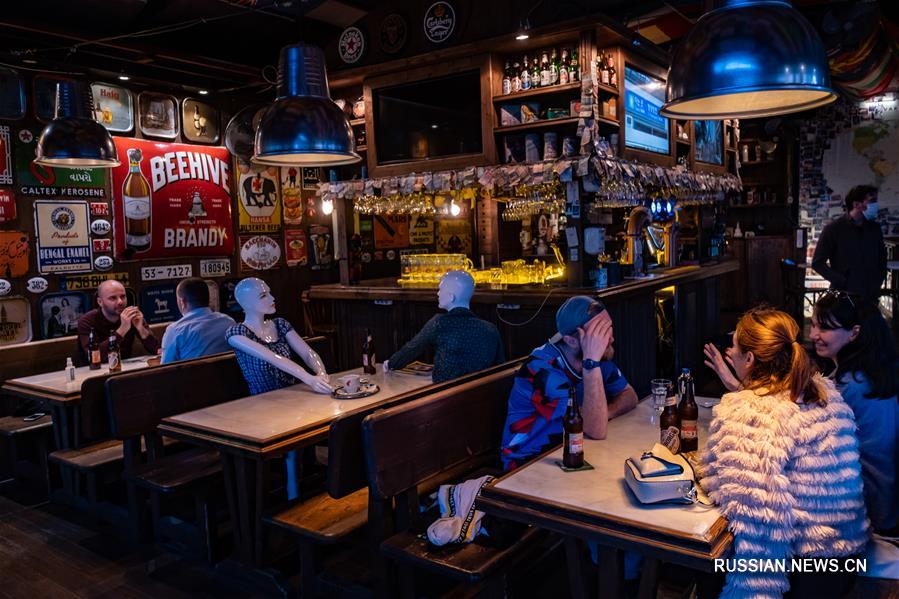 В стамбульском ресторане столы с манекенами помогают сохранять социальную дистанцию между людьми