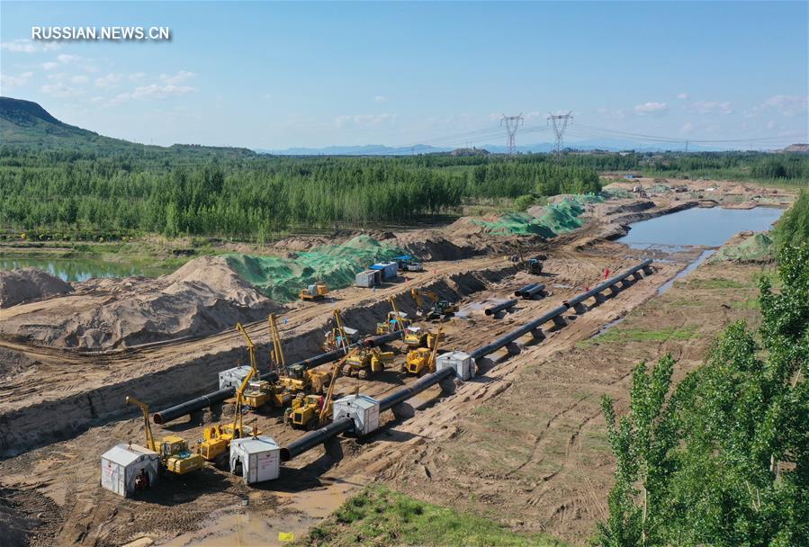 Полным ходом ведется строительство участка восточной нитки китайско-российского газопровода через реку Луаньхэ в Северном Китае