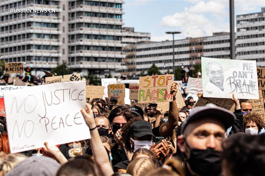 Акция протеста в Берлине против жестокости американской полиции и расизма 