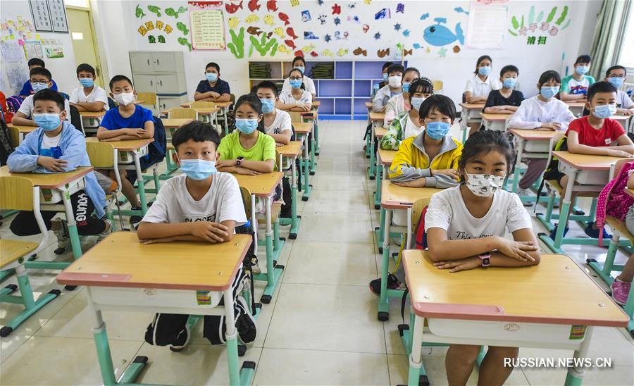 Ученики некоторых классов начальных школ пров. Хэбэй на севере Китая вернулись за парты