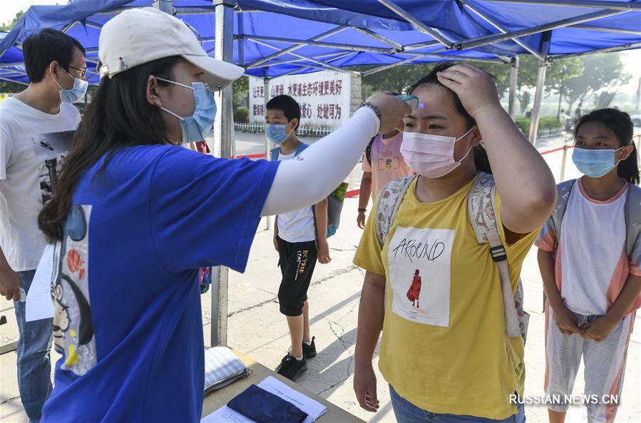 Ученики некоторых классов начальных школ пров. Хэбэй на севере Китая вернулись за парты