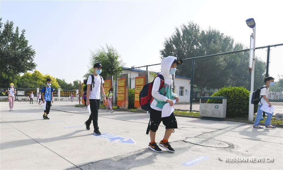 Ученики некоторых классов начальных школ пров. Хэбэй на севере Китая вернулись за парты