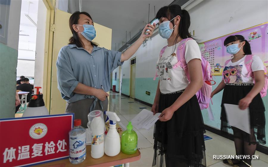 Ученики некоторых классов начальных школ пров. Хэбэй на севере Китая вернулись за парты