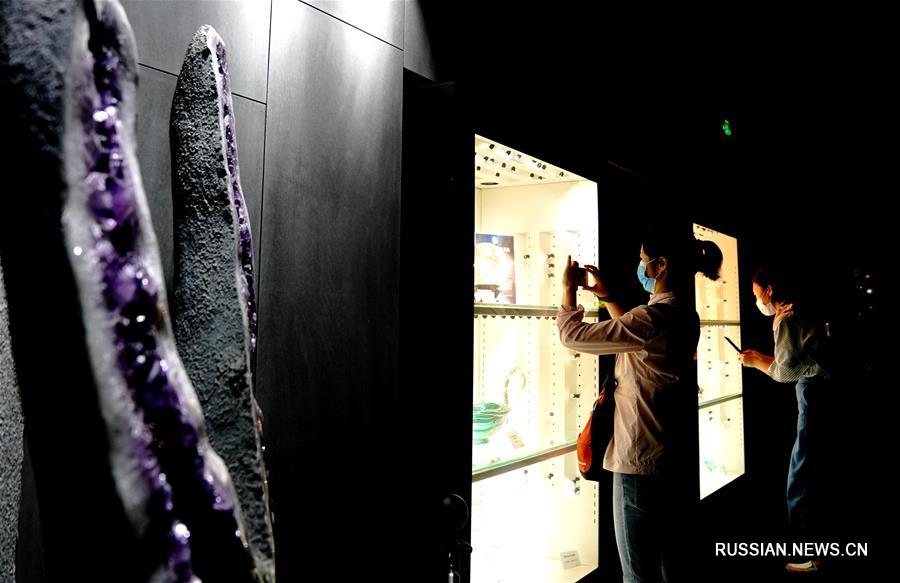 В Шанхае открылась выставка минералов