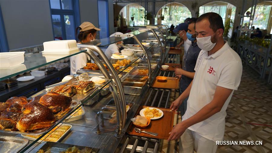 Узбекистан постепенно смягчает противоэпидемический режим