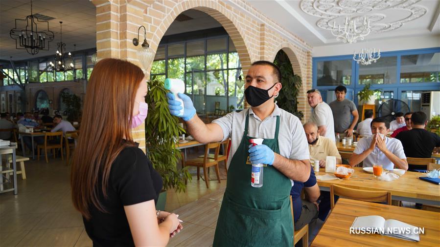 Узбекистан постепенно смягчает противоэпидемический режим