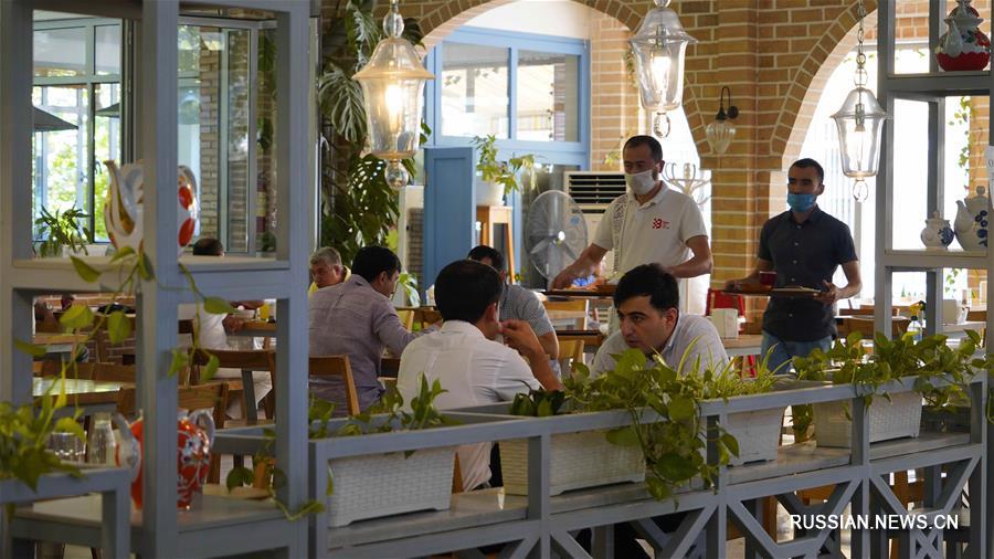 Узбекистан постепенно смягчает противоэпидемический режим