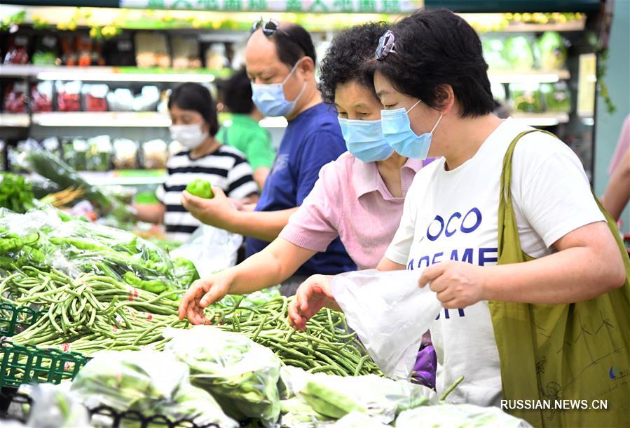 В магазинах Пекина увеличивают запасы сельхозпродукции 