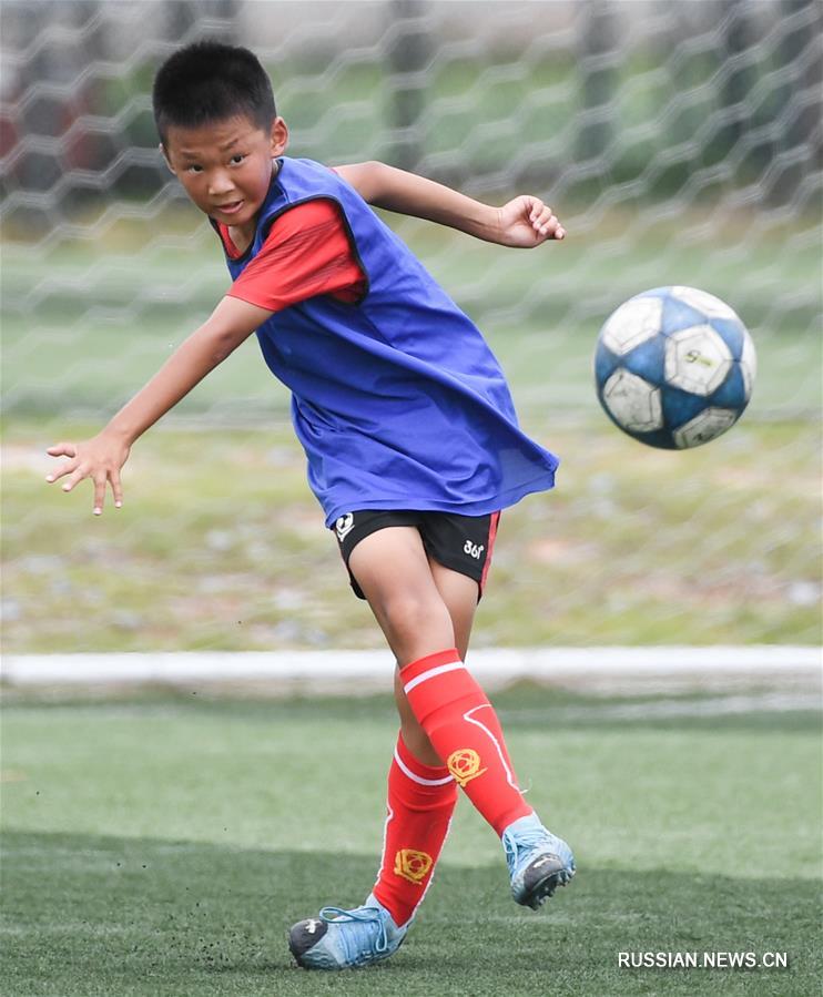 В футбольной школе "Хэнда" города Цинъюань возобновились тренировки