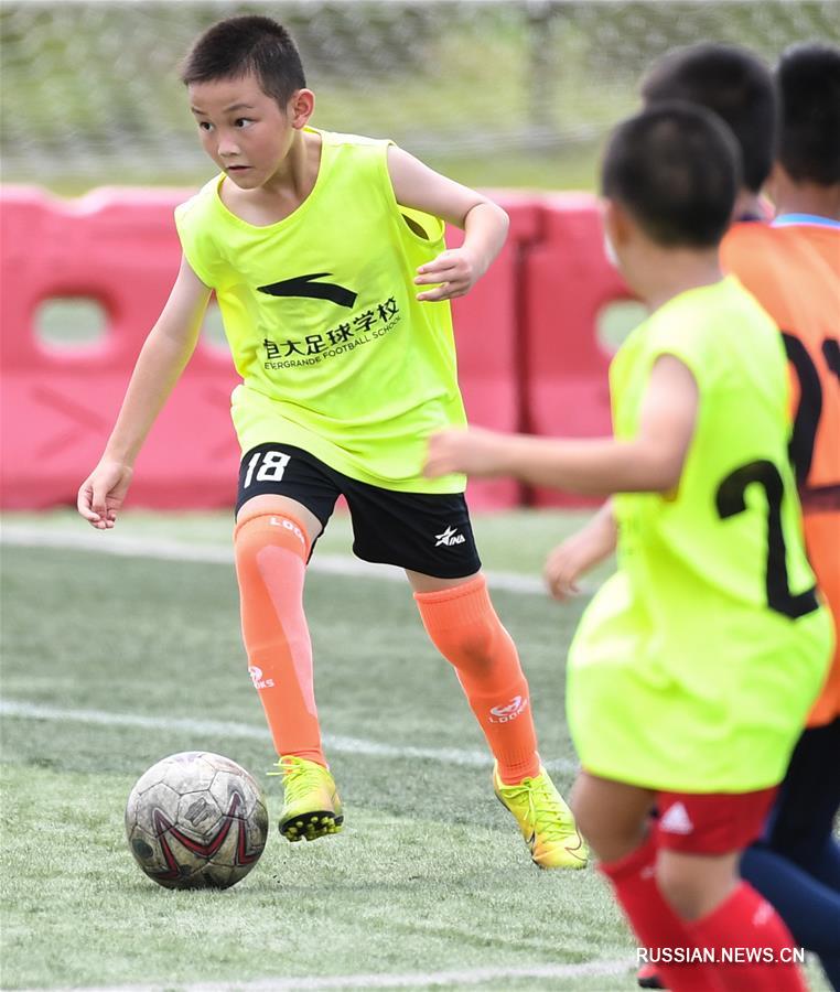 В футбольной школе "Хэнда" города Цинъюань возобновились тренировки