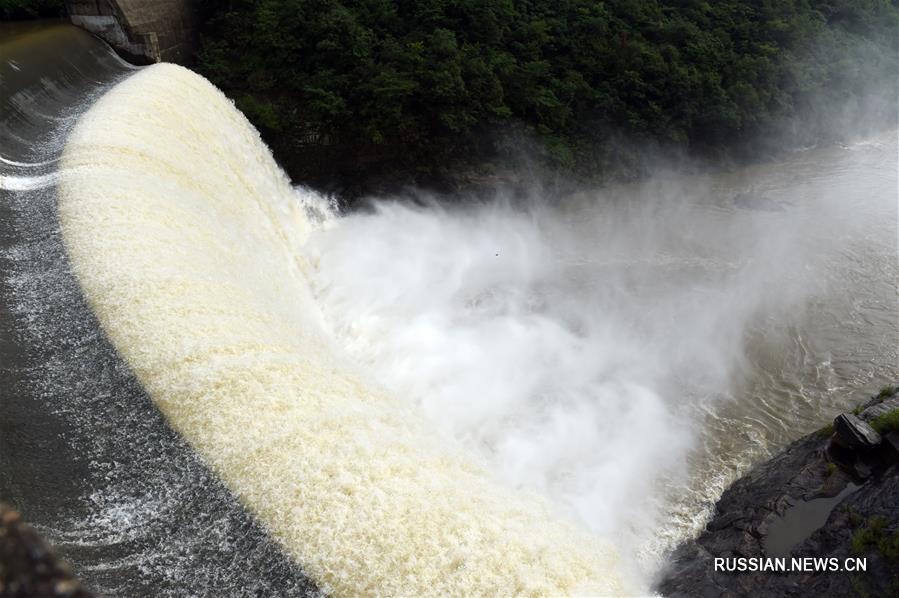 Уровень воды в нескольких водохранилищах в бассейне реки Хуайхэ поднялся выше опасной отметки