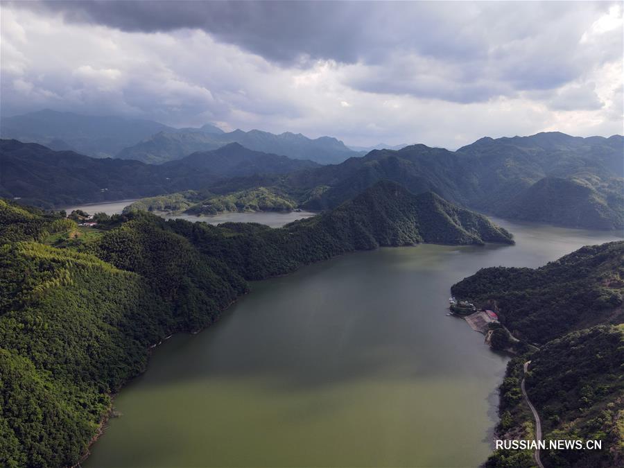 Уровень воды в нескольких водохранилищах в бассейне реки Хуайхэ поднялся выше опасной отметки