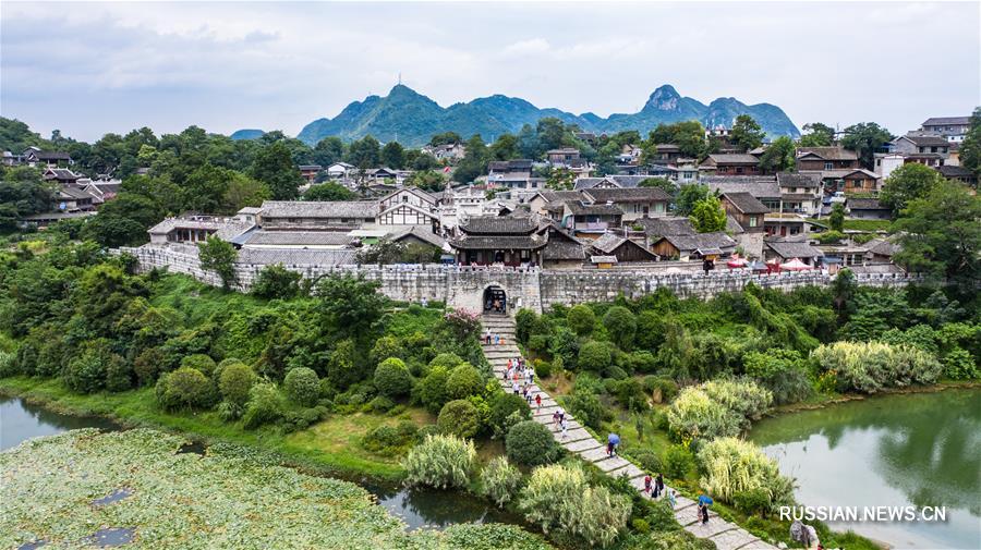 Древний городок в Гуйчжоу под летним солнцем 
