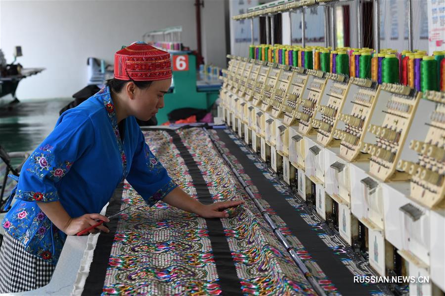 Вышивальное ремесло в провинции Гуйчжоу содействует женской занятости 