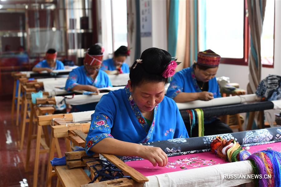 Вышивальное ремесло в провинции Гуйчжоу содействует женской занятости 