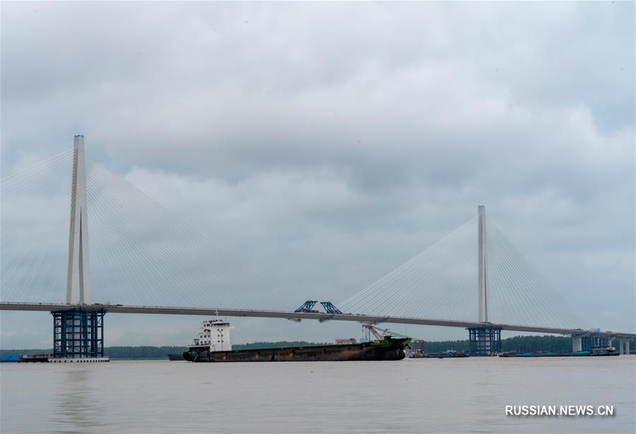 В Нанкине произведена смычка Пятого большого моста через Янцзы