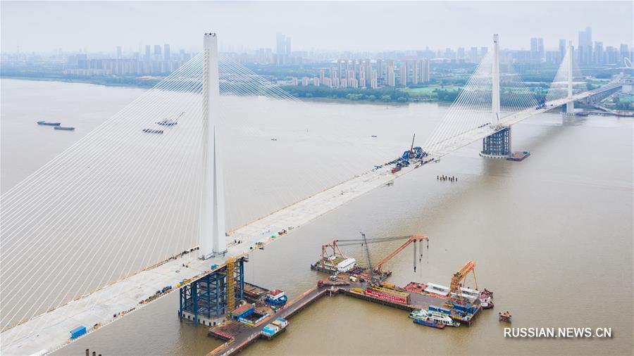 В Нанкине произведена смычка Пятого большого моста через Янцзы